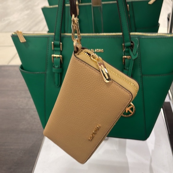 MICHAEL KORS LARGE TRAVEL CONTINENTAL WRISTLET WALLET PHONEHOLDER  
CAMEL - Picture 7 of 16